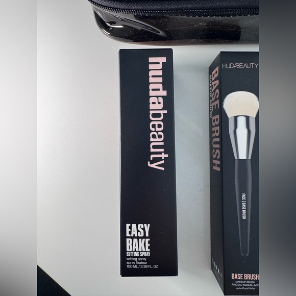 HUDA BEAUTY Easy Bake Setting Spray with Brush & clear cosmetics bag - Picture 2 of 4